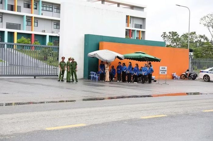 Chiều 14/8, lực lượng Thanh niên tình nguyện cũng có mặt hỗ trợ các thí sinh.