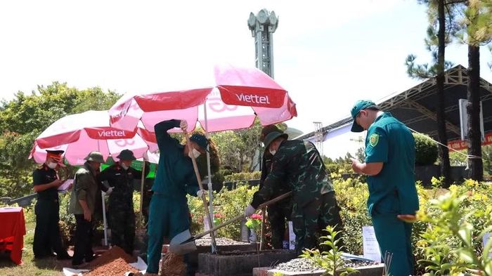 Bộ CHQS TP Huế đã huy động hàng trăm cán bộ, chiến sĩ và lực lượng dân quân làm việc liên tục.