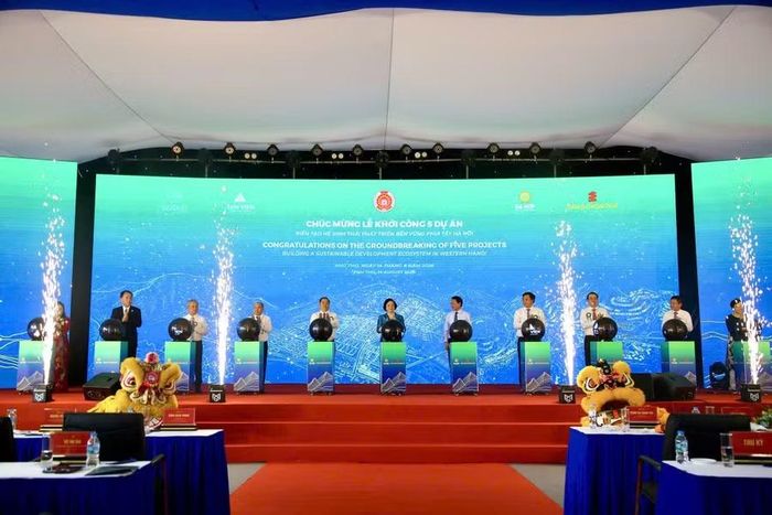 Phó Thủ tướng Phạm Thị Thanh Trà cùng các đại biểu thực hiện nghi thức khởi công Tổ hợp dự án.