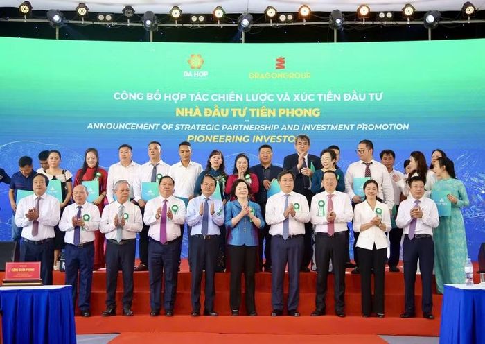 Phó Thủ tướng Phạm Thị Thanh Trà chụp ảnh lưu niệm cùng các đại biểu, nhà đầu tư.