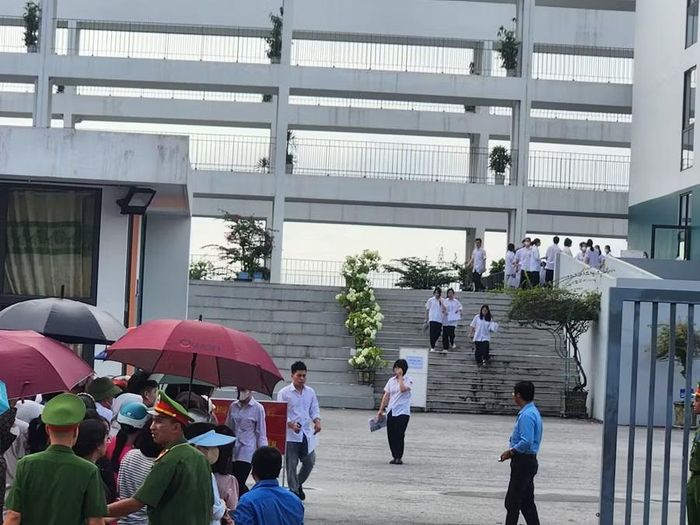 Các thí sinh tại Điểm thi Trường THPT Chuyên Tuyên Quang.