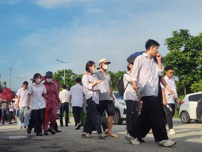Các thí sinh ra về sau khi hoàn thành môn Toán.