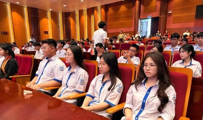 Các em học sinh tiêu biểu tại buổi gặp mặt.