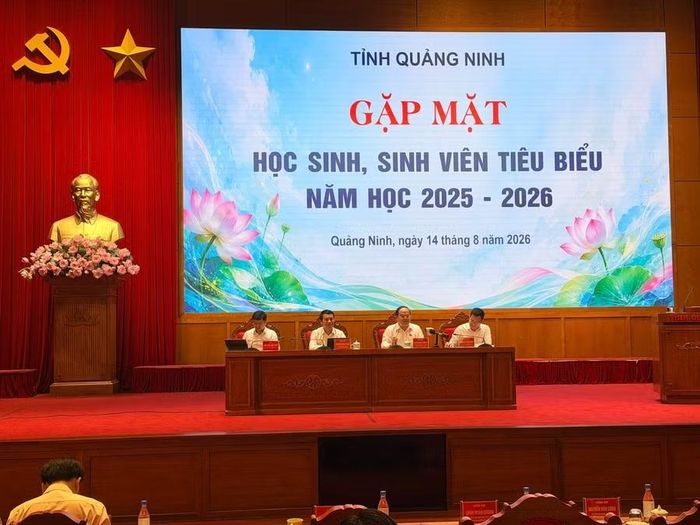 Bí thư Tỉnh ủy, lãnh đạo HĐND tỉnh, các sở, ngành đối thoại với học sinh, sinh viên tiêu biểu.