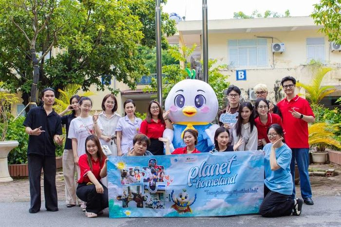 Nhóm thực hiện Planet My Homeland trao tặng và giao lưu cùng các em nhỏ trong hoạt động thiện nguyện tại Chương Mỹ.