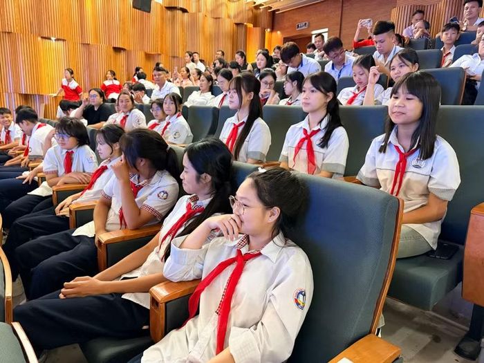 Các em học sinh tại lễ trao giải.