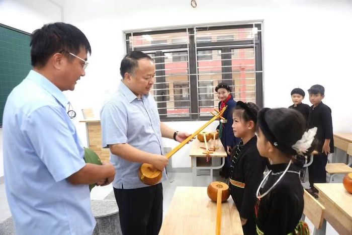 Chủ tịch UBND tỉnh Tuyên Quang thăm Trường phổ thông nội trú TH và THCS Thanh Thủy.
