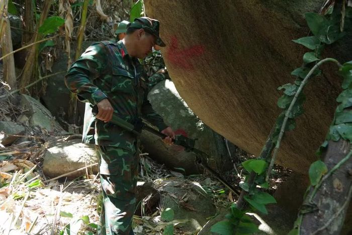 Lực lượng chức năng rà phá bom mìn xung quanh khu vực. Ảnh: Quang Cường, Bộ CHQS Đà Nẵng