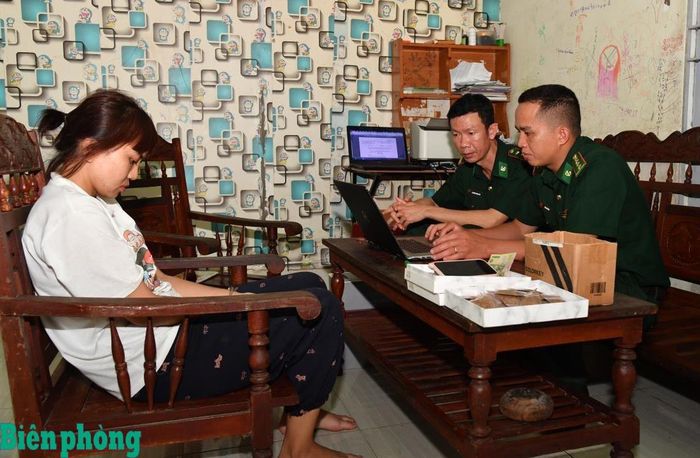 Đối tượng Hoàng Cẩm Tú khai nhận hành vi mua bán trái phép chất ma túy. Ảnh: Ngọc Lân