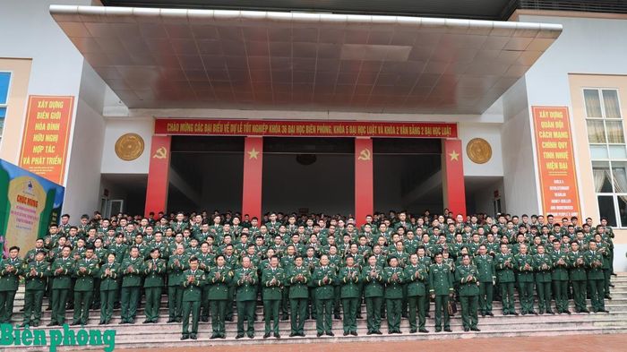 Trung tướng Nguyễn Anh Tuấn và các đại biểu chụp ảnh lưu niệm cùng học viên các khóa tốt nghiệp. Ảnh: Xuân Khoa