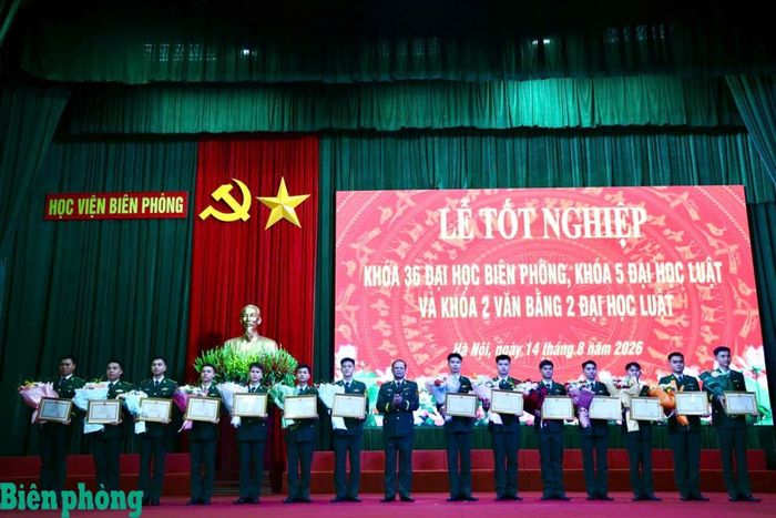 Trung tướng Nguyễn Anh Tuấn tặng hoa và trao Bằng khen của Bộ Tư lệnh Bộ đội Biên phòng cho các học viên có thành tích xuất sắc, tiêu biểu trong phong trào thi đua thực hiện nhiệm vụ khóa học 2022-2026. Ảnh: Xuân Khoa