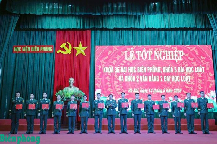 Thiếu tướng Giang Văn Cử, Giám đốc Học viện Biên phòng trao Bằng tốt nghiệp cho các học viên ra trường. Ảnh: Xuân Khoa