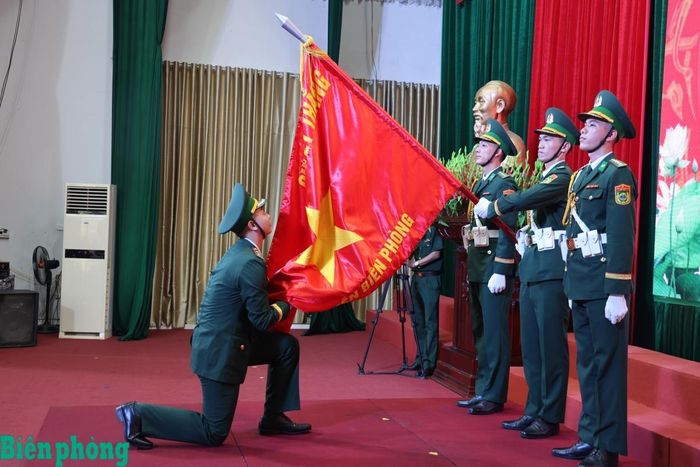 Học viên Nguyễn Hoàng Hiệp thực hiện nghi thức tuyên thệ dưới Quân kỳ Quyết thắng. Ảnh: Xuân Khoa