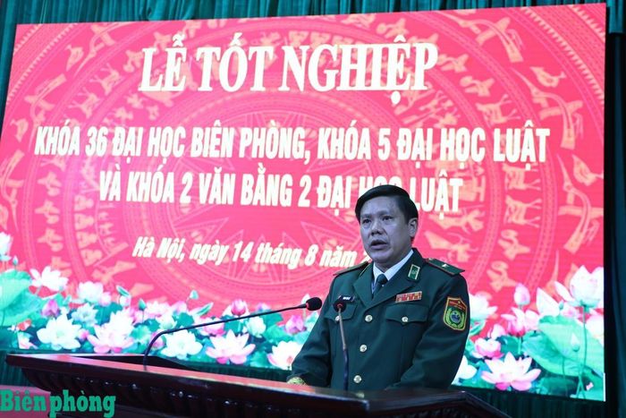 Thiếu tướng Giang Văn Cử, Giám đốc Học viện Biên phòng phát biểu cảm tạ, tiếp thu ý kiến chỉ đạo của Trung tướng Nguyễn Anh Tuấn tại Lễ tốt nghiệp. Ảnh: Xuân Khoa