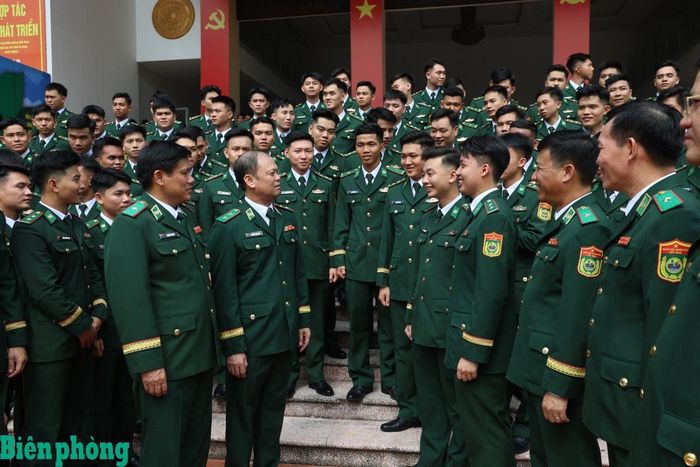 Trung tướng Nguyễn Anh Tuấn động viên, căn dặn các học viên trước khi nhận nhiệm vụ mới. Ảnh: Xuân Khoa