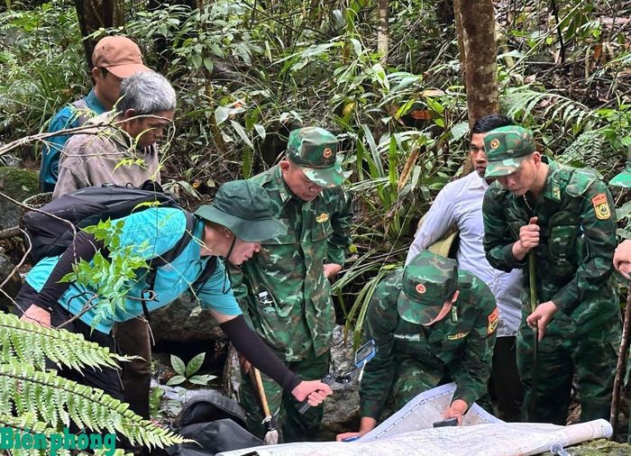 Cán bộ Bộ đội Biên phòng tỉnh Quảng Trị tham gia "Chiến dịch 500 ngày đêm đẩy mạnh thực hiện tìm kiếm, quy tập và xác định danh tính hài cốt liệt sĩ” tại khu vực biên giới tỉnh Quảng Trị. Ảnh: Trần Hợp