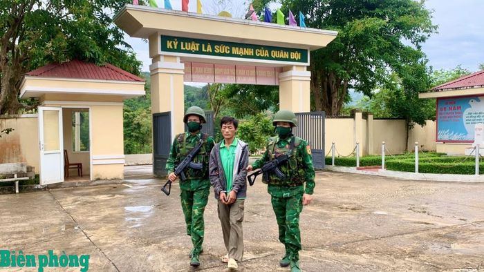 Đối tượng Lầu Bá Dìa bị Đồn Biên phòng Nhôn Mai bắt giữ khi đang vận chuyển trái phép 118 viên ma túy tổng hợp. Ảnh: Hải Thượng