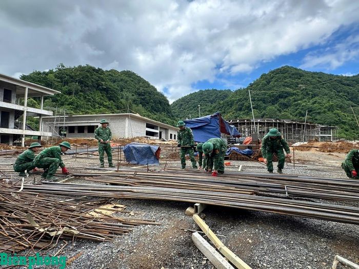 Cán bộ, chiến sĩ Đồn Biên phòng Thị Hoa, Bộ đội Biên phòng tỉnh Cao Bằng tham gia hỗ trợ xây dựng trường nội trú liên cấp trên địa bàn. Ảnh: Dương Lương