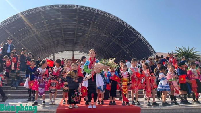 Các em học sinh Trường phổ thông nội trú liên cấp tiểu học và trung học cơ sở xã Si Pa Phìn hân hoan trong ngày khánh thành ngôi trường ước mơ. Ảnh: Anh Dũng