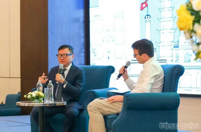 Ông Lê Quốc Minh và ông Ezra Eeman, Chuyên gia AI, Giám đốc Chiến lược & Đổi mới sáng tạo, NPO (Hà Lan) trao đổi về chiến lược ứng dụng AI, quản trị AI và những thay đổi trong mô hình vận hành của các tòa soạn hiện đại