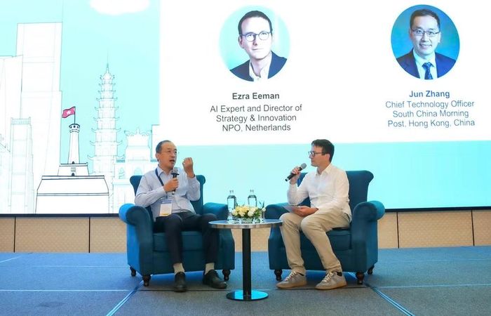 Giám đốc Công nghệ báo South China Morning Post, Zhang Jun, và người điều phối Ezra Eeman. ﻿Ảnh: Sơn Hải 