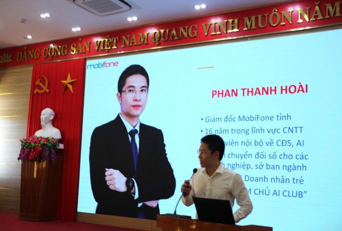 Ông Phan Thanh Hoài, Giám đốc Mobifone Quảng Trị hướng dẫn ứng dụng AI trong công tác chuyên môn.