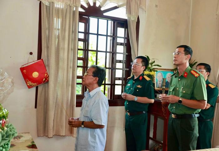 Ông Phan Văn Tư cùng đại diện Bộ Tư lệnh TPHCM, Công an TPHCM thắp nén hương tưởng nhớ hai liệt sĩ. (Ảnh: Bộ Tư lệnh TPHCM)