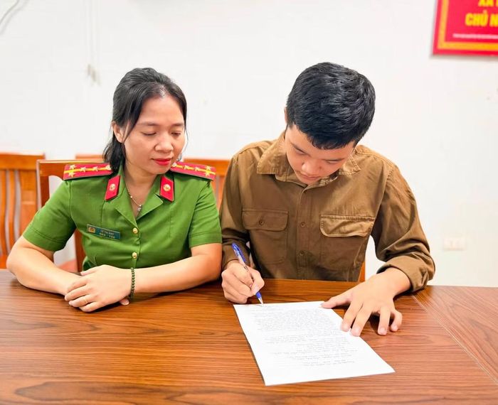 Trịnh Hoàng Anh viết đơn nhập ngũ.