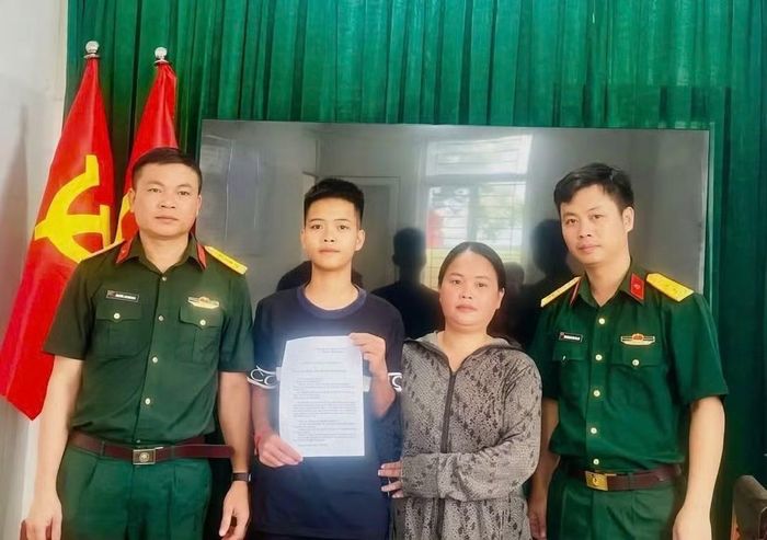 Nguyễn Đình Tiến - xã Hồng Lộc viết đơn tình nguyện nhập ngũ.