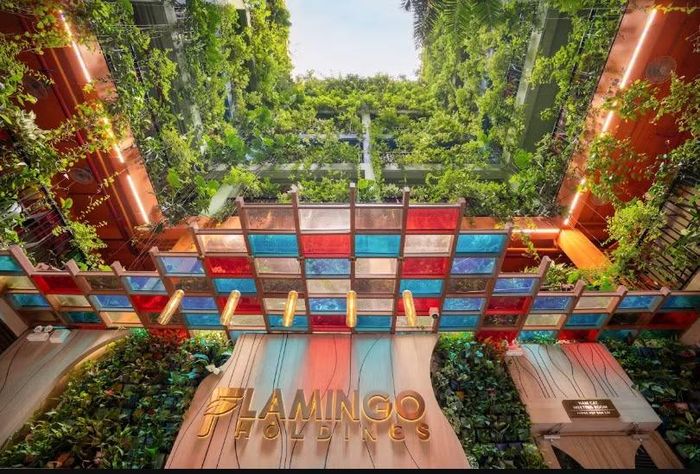 Giếng trời bên trong toà nhà được phủ kín cây xanh