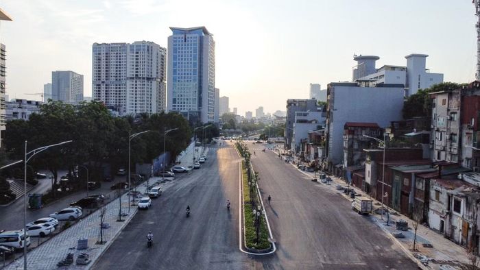 Dự án đường Vành đai 1 (đoạn Hoàng Cầu – Voi Phục) có chiều dài hơn 2,2 km, mặt cắt ngang rộng 50 m, đi qua địa bàn các phường Ô Chợ Dừa, Giảng Võ và Láng. Đây là công trình giao thông trọng điểm của Thủ đô, có tổng đầu tư gần 7.800 tỷ đồng, giúp giảm tải áp lực áp lực giao thông cho các tuyến đường huyết mạch như Đê La Thành, Nguyễn Chí Thanh, Láng Hạ và Giảng Võ.