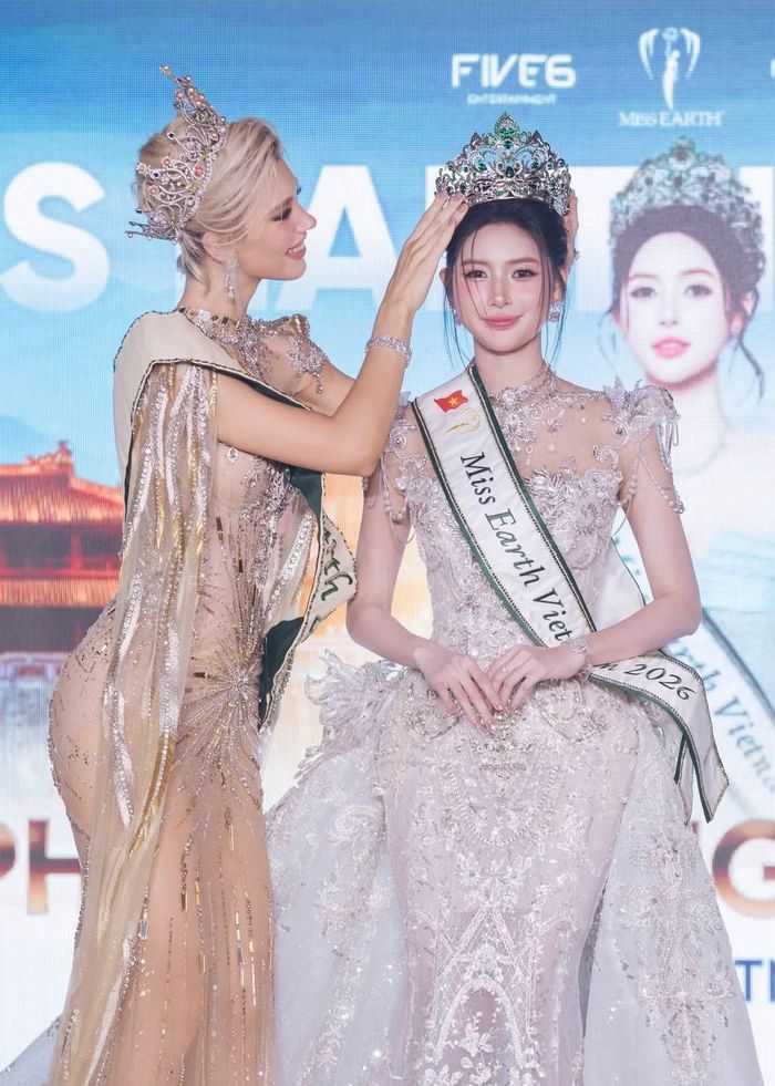 Thu Uyên trong buổi nhận vương miện và sash Miss Earth Vietnam 2026 từ đương kim Hoa hậu Trái Đất. Với cô, việc đại diện Việt Nam tại cuộc thi quốc tế vừa là cơ hội, vừa tạo thêm áp lực về kỹ năng, hình ảnh và khả năng truyền tải thông điệp.