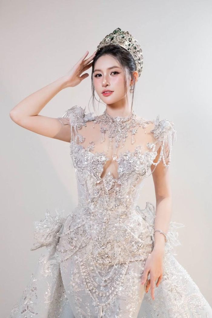 Trước khi được công bố là đại diện Việt Nam, Thu Uyên có thời gian hoạt động trong lĩnh vực y tế và chăm sóc sắc đẹp. Cô quê Hải Phòng, tốt nghiệp ngành Quản trị kinh doanh, cao 1,7 m, số đo ba vòng 84-61-94 cm.