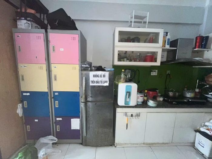 Khu vực bếp cũng trở thành nơi lưu trữ đồ dùng cá nhân khi tủ, kệ và các vật dụng được bố trí xen kẽ, chen chúc. Cách sắp xếp này khiến không gian nấu nướng, sinh hoạt vốn đã hạn chế càng trở nên bí bách và thiếu khoảng trống sử dụng.