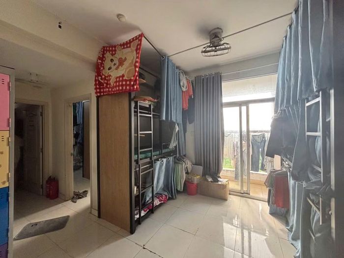Tuy nhiên, thực tế ghi nhận của PV cho thấy nhiều căn hộ đã biến thành các ký túc xá cho sinh viên thuê. Mỗi căn hộ dao động từ 63m2 – 68m2 nhưng được bố trí tới 24 giường ngủ.