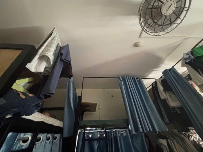Thậm chí hầu hết các giường trên tầng 3 không hề có lan can bảo vệ, tiềm ẩn nguy cơ người nằm trên cao bị ngã, đặc biệt trong lúc ngủ hoặc di chuyển.