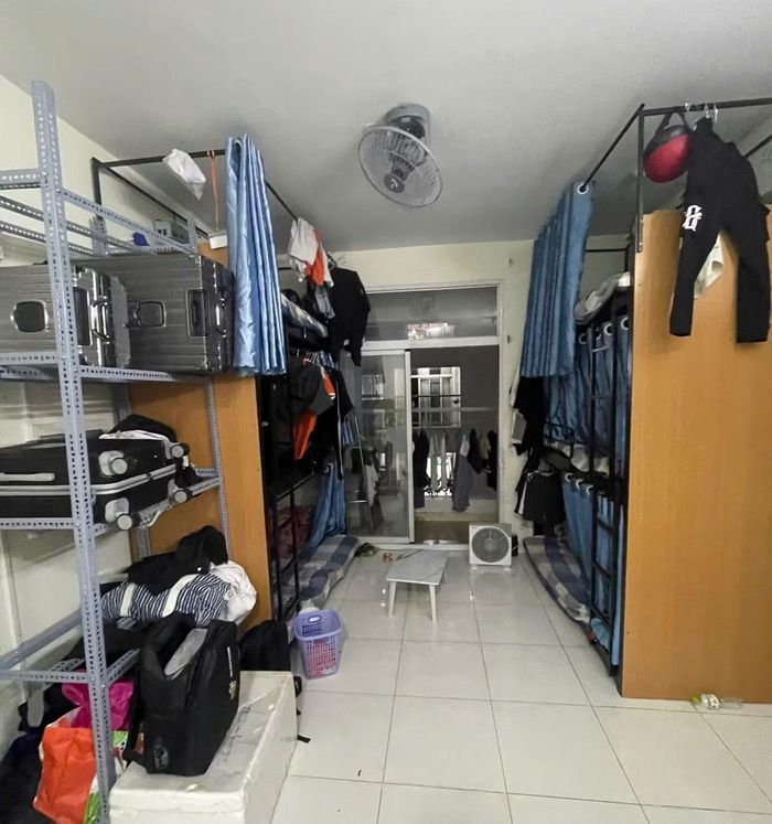 Phòng khách của các căn hộ cũng được tận dụng để kê thêm giường tầng, biến không gian sinh hoạt chung thành nơi nghỉ ngơi, nhằm tăng tối đa số lượng chỗ ở cho người thuê. Việc bố trí dày đặc giường khiến diện tích sinh hoạt, lối đi và không gian sử dụng chung bị thu hẹp đáng kể.