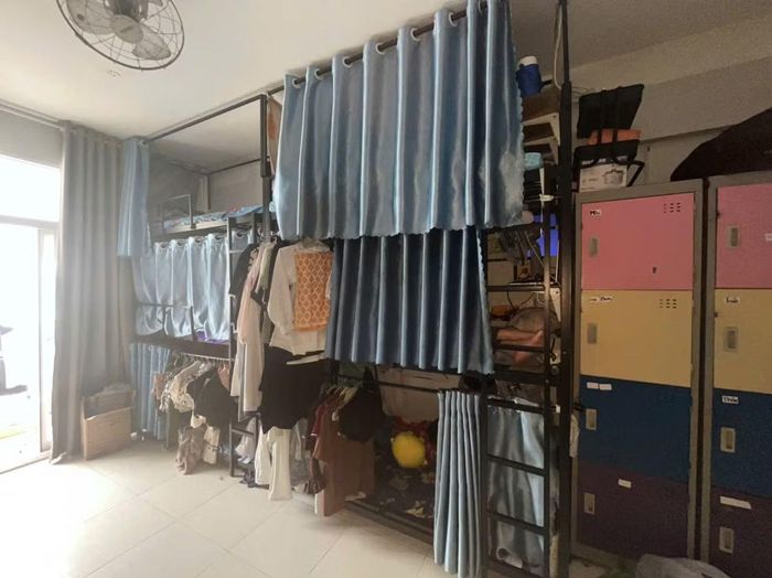 Mỗi căn hộ chỉ có 2 phòng vệ sinh nhưng phải đáp ứng nhu cầu sinh hoạt của 22-24 người. Gần như mọi khoảng không trong căn hộ đều được tận dụng để bố trí giường, đồ dùng cá nhân và các khu vực sinh hoạt.