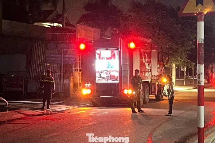 Xe chữa cháy được huy động đến hiện trường, khẩn trương khống chế ngọn lửa.