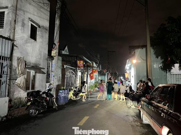 Người dân theo dõi lực lượng chức năng chữa cháy trong đêm. Ảnh: Nguyễn Tiến