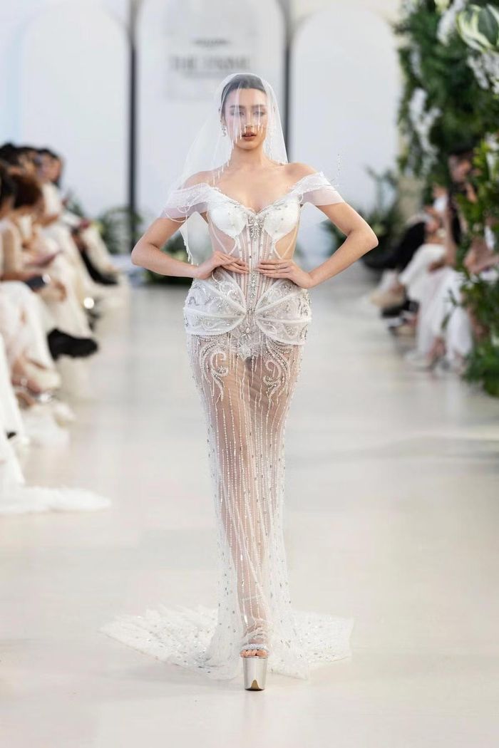 Hoa hậu Thanh Thủy, ca sĩ Hari Won, Miss Grand Vietnam 2026 Emoura Phạm trình diễn váy cưới.