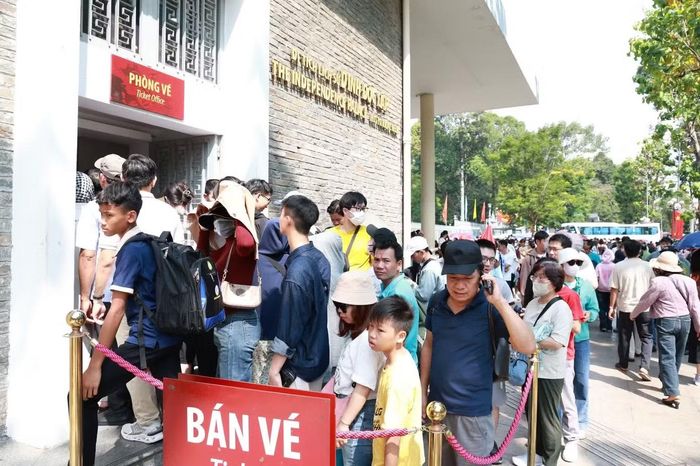 Du khách tham quan Dinh Độc Lập. Ảnh: Ngô Tùng