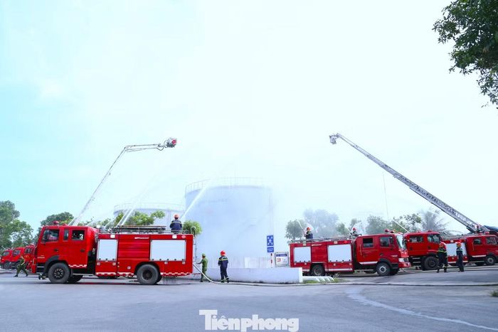 Thời điểm xảy ra sự cố, khoảng 40 cán bộ, nhân viên, khách hàng cùng nhiều xe bồn đang hoạt động trong kho. Ngoài ra, hai xe bồn va chạm phía trước cổng khiến 4 người mắc kẹt trong cabin.