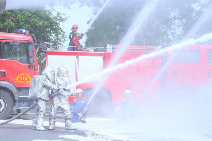 Nhận tin báo, lực lượng Cảnh sát PCCC và CNCH Công an tỉnh Nghệ An nhanh chóng điều động hàng chục cán bộ, chiến sĩ cùng nhiều phương tiện chuyên dụng đến hiện trường. Các tổ công tác triển khai đồng thời nhiệm vụ chữa cháy, cứu nạn, cứu hộ và bảo đảm an ninh trật tự.