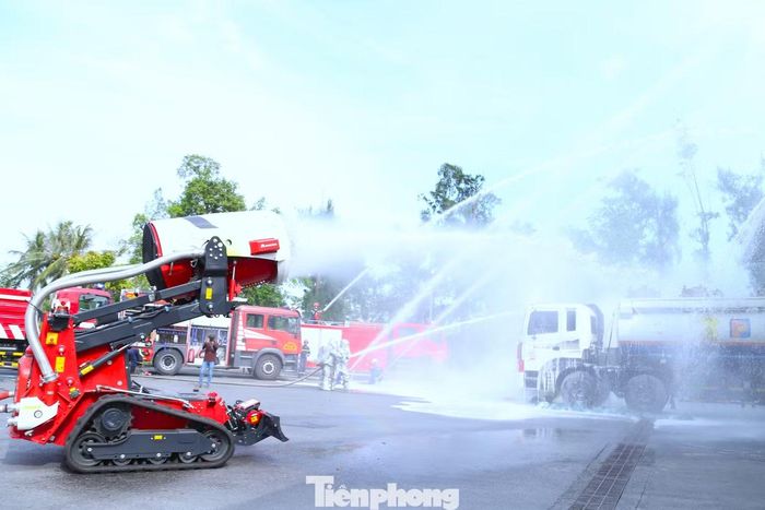  Lực lượng cứu nạn sử dụng thiết bị chuyên dụng đưa các nạn nhân mắc kẹt trong cabin xe bồn ra ngoài. Các xe chữa cháy, xe thang, robot chữa cháy﻿ và đội hình truyền tiếp nước được triển khai, phun bọt khống chế đám cháy tại bể B16 và xe bồn, đồng thời làm mát các bể chứa, công trình lân cận. 