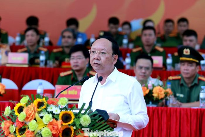  Phát biểu tại buổi thực tập, ông Bùi Thanh An - Phó Chủ tịch Thường trực UBND tỉnh Nghệ An nhấn mạnh, trước nguy cơ cháy, nổ ngày càng phức tạp, việc thực tập phương án chữa cháy, cứu nạn, cứu hộ có ý nghĩa quan trọng, giúp nâng cao năng lực chỉ huy, phối hợp giữa các lực lượng và chủ động hạn chế thiệt hại. ﻿Cuộc thực tập tại Kho xăng dầu Bến Thủy huy động hơn 350 người cùng nhiều phương tiện hiện đại, được chuẩn bị kỹ lưỡng. Ông đề nghị các lực lượng phát huy tinh thần trách nhiệm, hiệp đồng chặt chẽ, bảo đảm an toàn tuyệt đối, thực hiện hiệu quả phương châm “giây vàng, phút vàng, giờ vàng”. 
