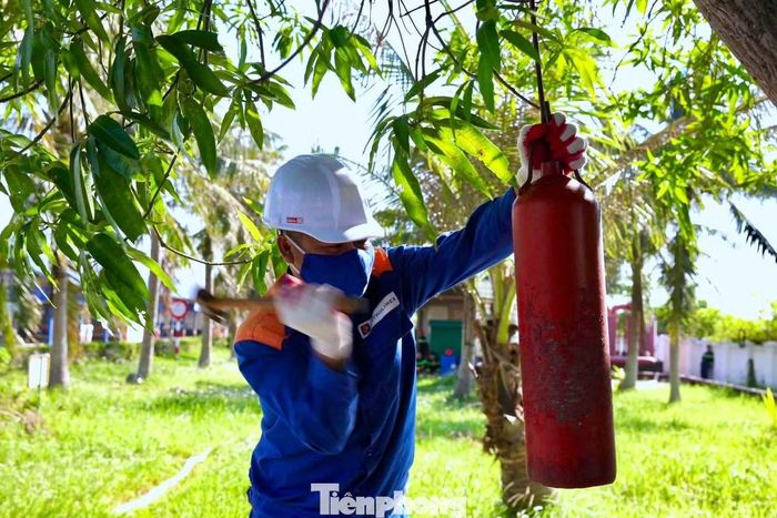 Tình huống thực tập giả định xảy ra lúc 8h30, khi sét đánh vào bể chứa B16 trong lúc hệ thống tiếp địa đang bảo dưỡng, gây nổ hỗn hợp dầu diesel và không khí. Dầu tràn xuống chân bể bắt lửa, đồng thời đám cháy lan sang khu vực nhà xuất xăng dầu, làm một xe bồn bốc cháy. Trong ảnh, nhân viên xăng dầu nhanh chóng đánh kẻng báo động.