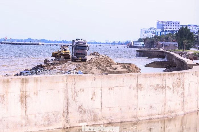 “Xã được cấp kinh phí để xử lý khẩn cấp đoạn kè biển dài hơn 2 km. Nhà thầu đang tiến hành đắp đường công vụ và thả đá hộc chân khay. Tuy nhiên, do khó khăn lớn nhất là quá trình thi công phụ thuộc thủy triều”, vị lãnh đạo địa phương cho hay.