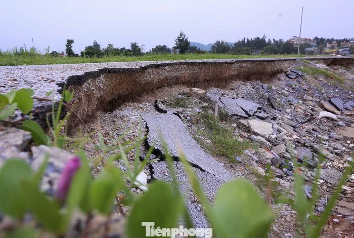 Trước thực trạng trên, UBND tỉnh đã công bố tình huống khẩn cấp và phân bố kinh phí xử lý công trình sạt lở.