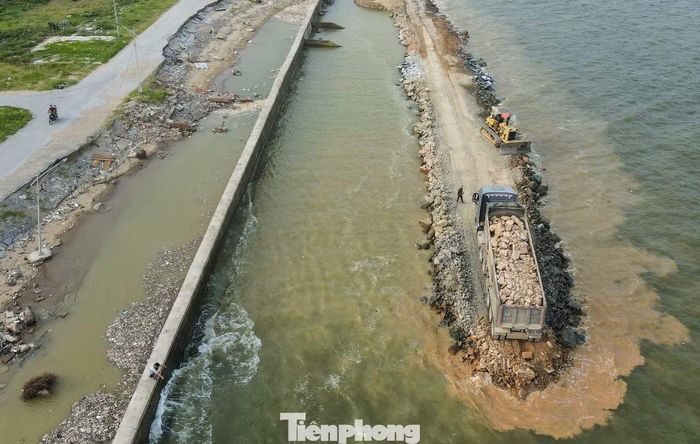 Lãnh đạo UBND xã Hoằng Thanh cũng cho biết trước khi dự án triển khai, địa phương đã huy động máy móc san gạt, thu dọn tạm thời các điểm sạt lở, giăng dây, cắm mốc cảnh báo, hạn chế thấp nhất nguy cơ mất an toàn đối với người dân và du khách. Hiện xã đốc thúc nhà thầu đẩy tiến độ thực hiện dự án xử lý sạt lở, hư hỏng tuyến kè bờ biển và đường giao thông ven biển dài khoảng 1 km qua địa bàn, nhằm đảm bảo an toàn trước mùa mưa lũ.